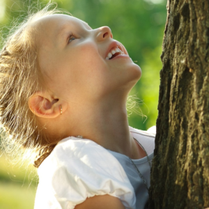 bambina bionda albero